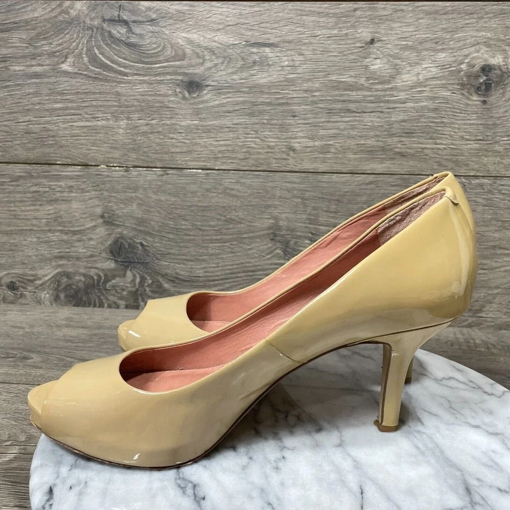 Vince Camuto Heels Womens 8.5 B Beige Nude Kitten‎ Patent Leather Peep Toe Pumps